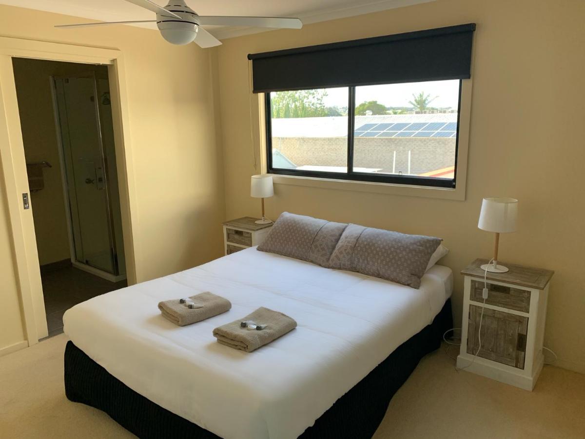 Heyfield Motel And Apartments Lakes Entrance Exterior photo